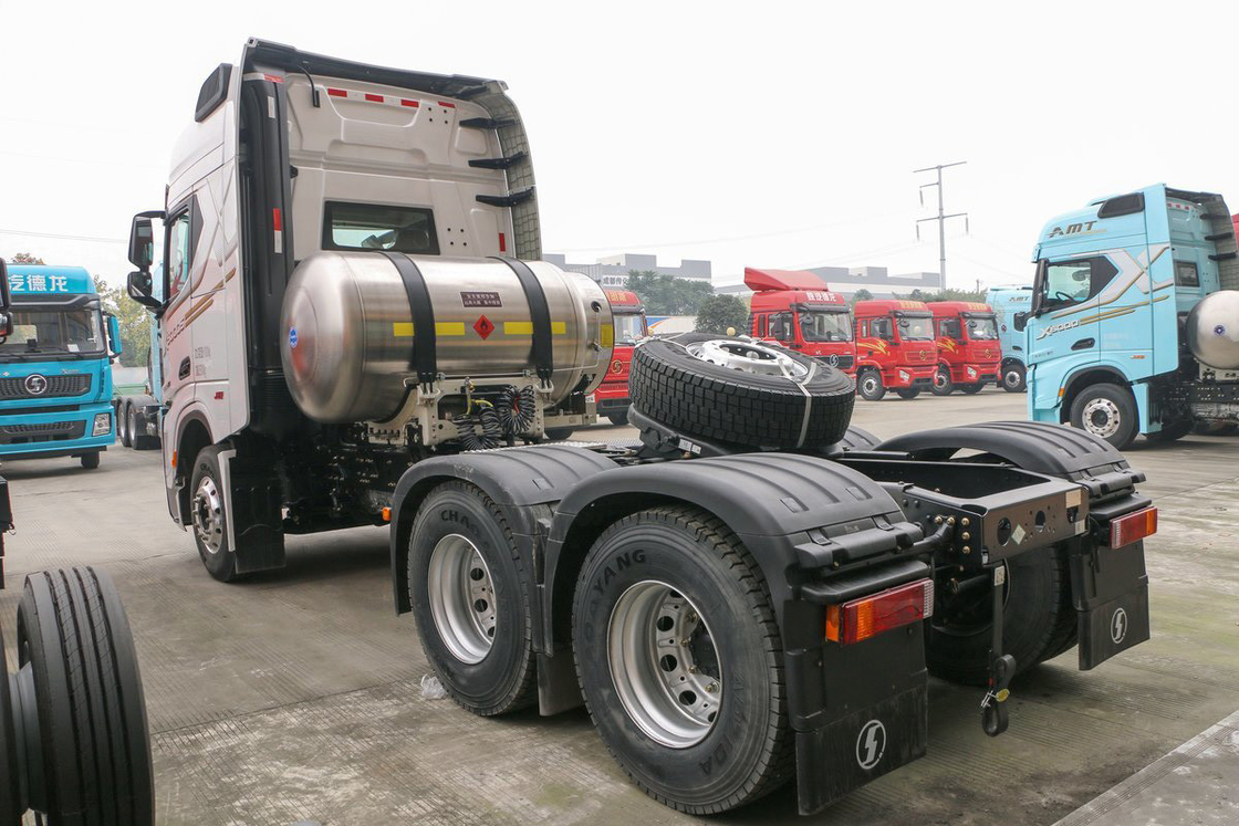 샤크만 트랙터 트럭 X5000S 단열 반 좌석 560마력 12단 6X4 LNG 트랙터