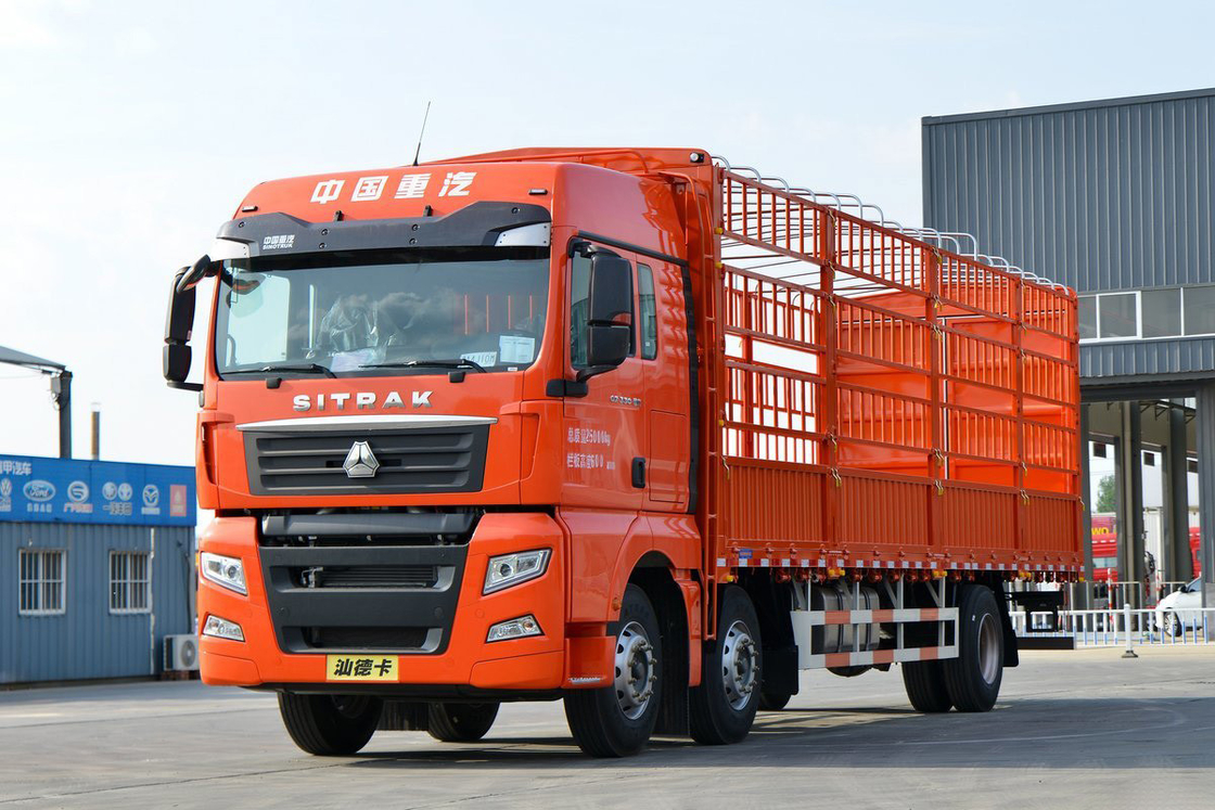 시노트룩 G5 모델 250HP 4X2 6.8m AMT 8단 디플렉터 및 흐름판 시트랙 울타리 트럭