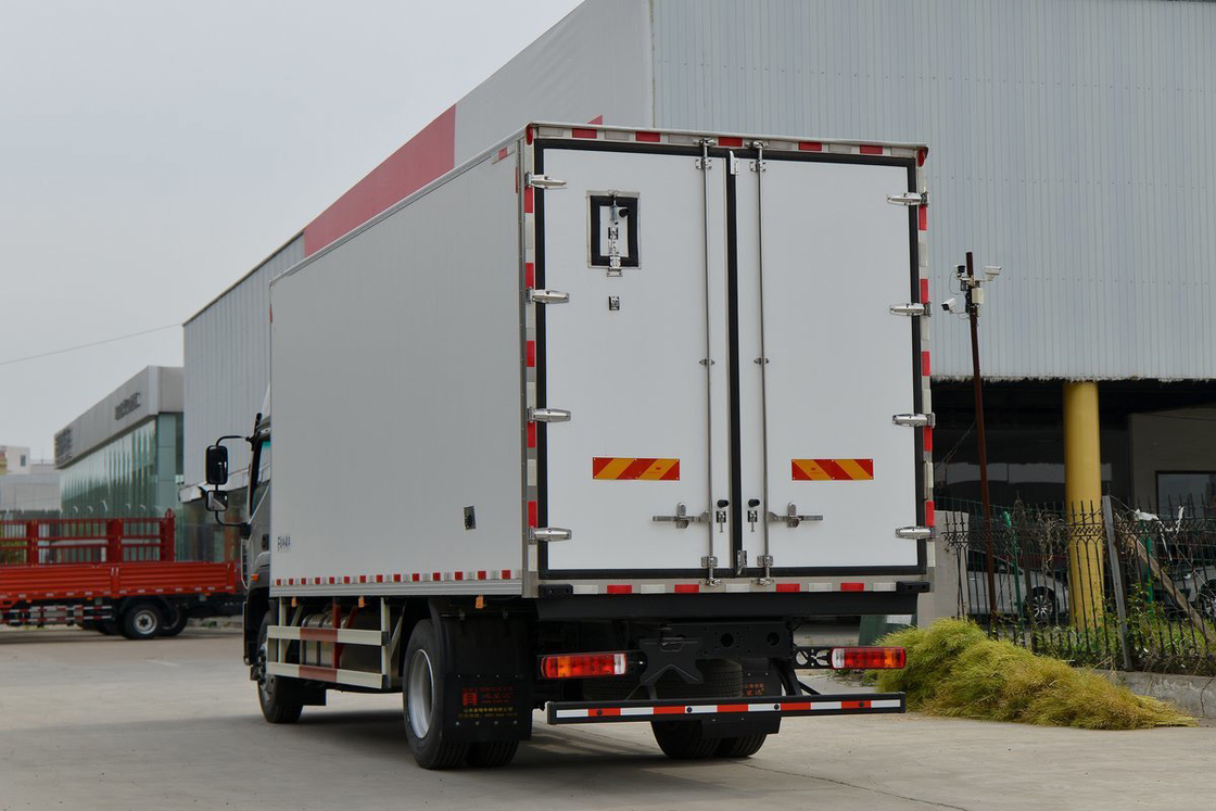 포톤 BJ5186 245HP 4X2 단일 축 6.6m 쌍문 흰색 화물 상자 냉장고 밴