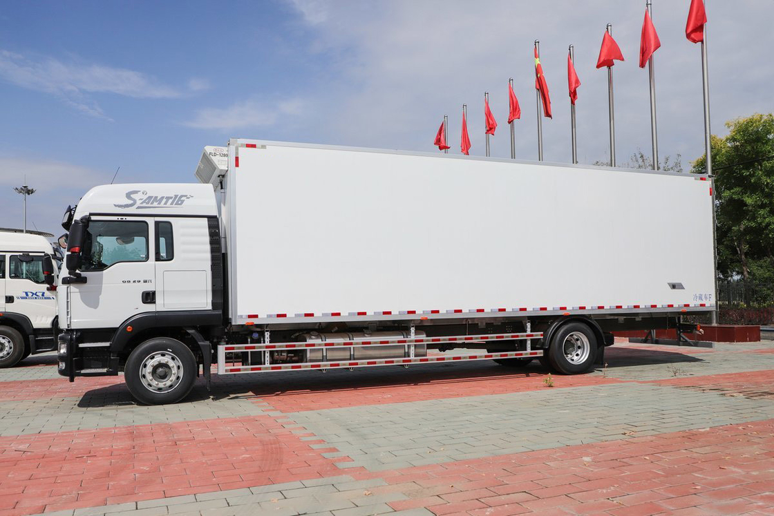 디젤 10속 290hp 4X2 9.45m 디플렉터 라우 하프 캐비 흰색 카시 SITRAK ZZ5186 3도어 화물 냉장고 트럭