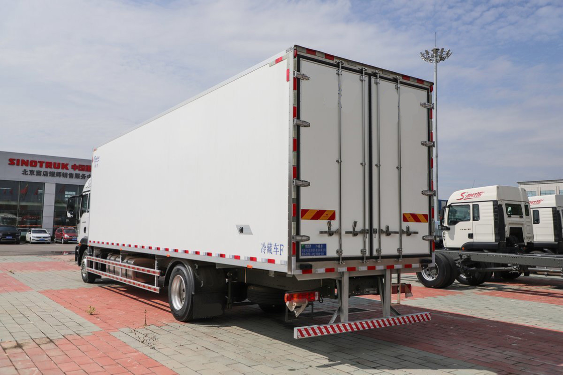 디젤 10속 290hp 4X2 9.45m 디플렉터 라우 하프 캐비 흰색 카시 SITRAK ZZ5186 3도어 화물 냉장고 트럭