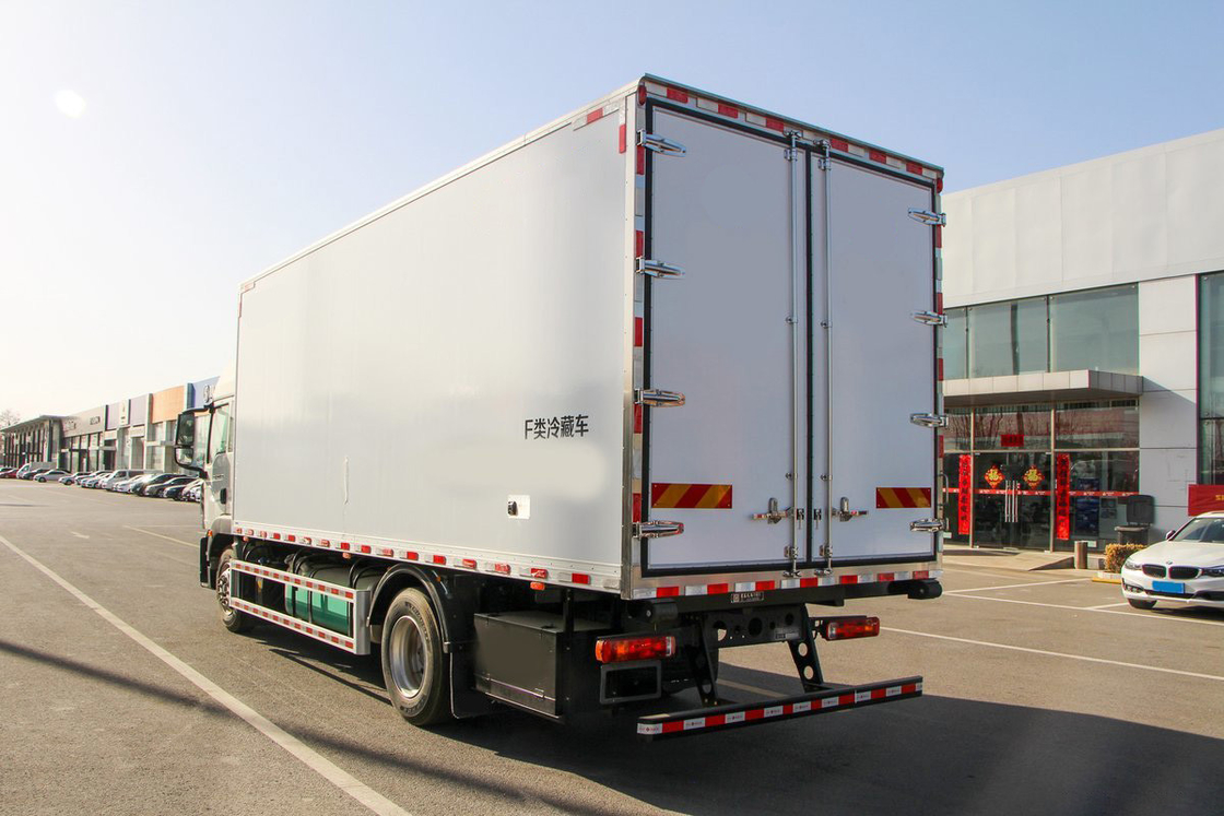 호우 ZZ5187 화물 냉장 트럭 디젤 8단 220마력 4X2 6.8m 디플렉터 라우 하프 캐빈 흰색 바디 3도어