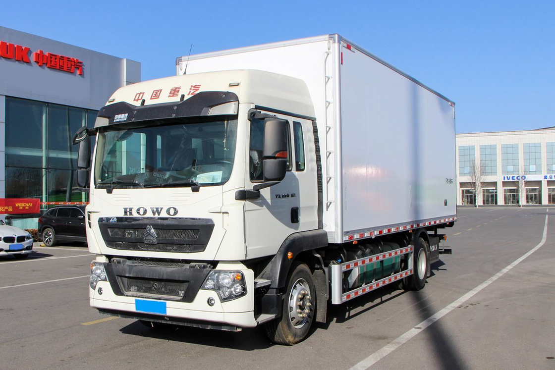 호우 ZZ5187 화물 냉장 트럭 디젤 8단 220마력 4X2 6.8m 디플렉터 라우 하프 캐빈 흰색 바디 3도어