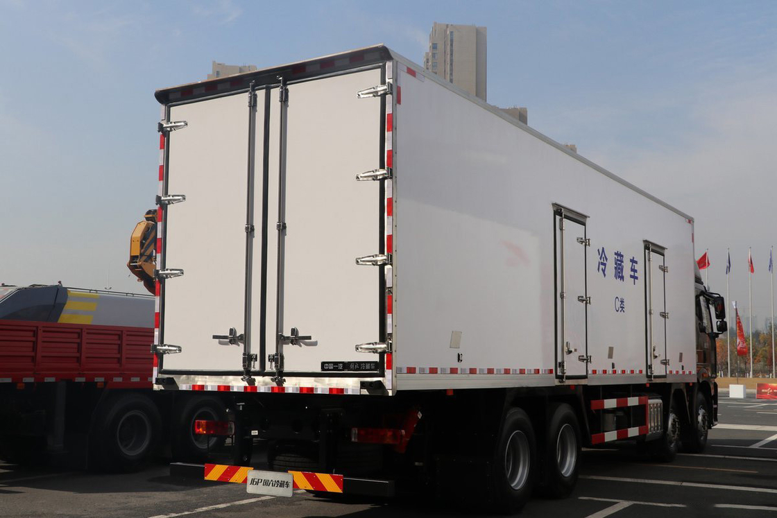 FAW Jiefang CA5320 J6P 무거운 트럭 냉동 트럭 디젤 12 기어 420 Hp 8X4 9.2m 화물 상자 3 문