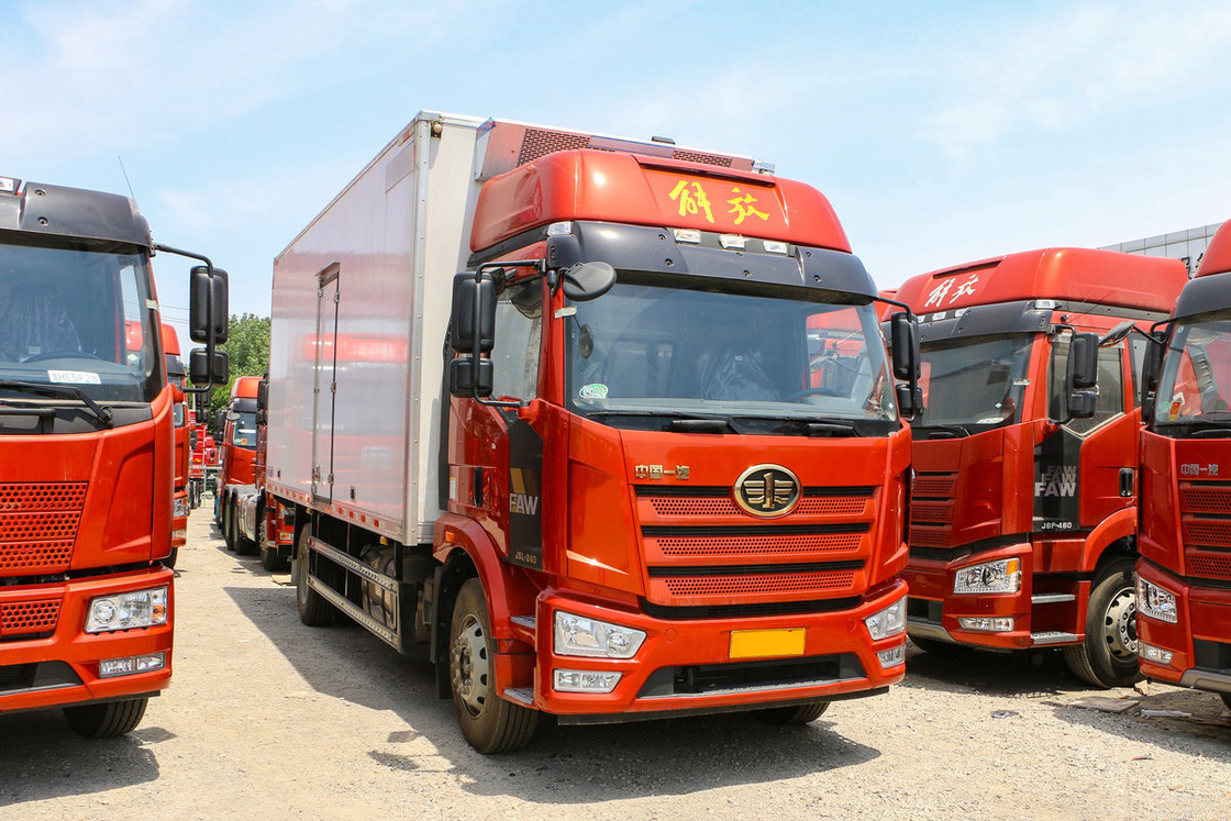 FAW Jiefang CA5180 J6L 냉동 트럭 디젤 240HP 4X2 6m 화물 상자 복면 문 및 단일 측면 문