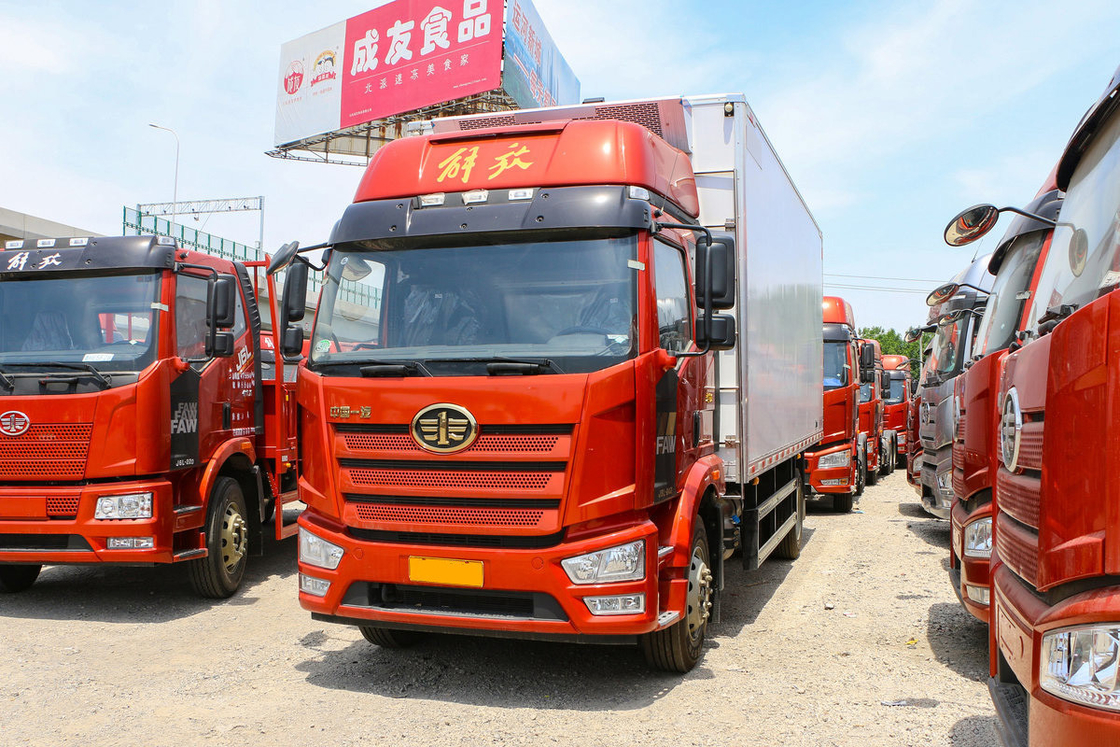 FAW Jiefang CA5180 J6L 냉동 트럭 디젤 240HP 4X2 6m 화물 상자 복면 문 및 단일 측면 문