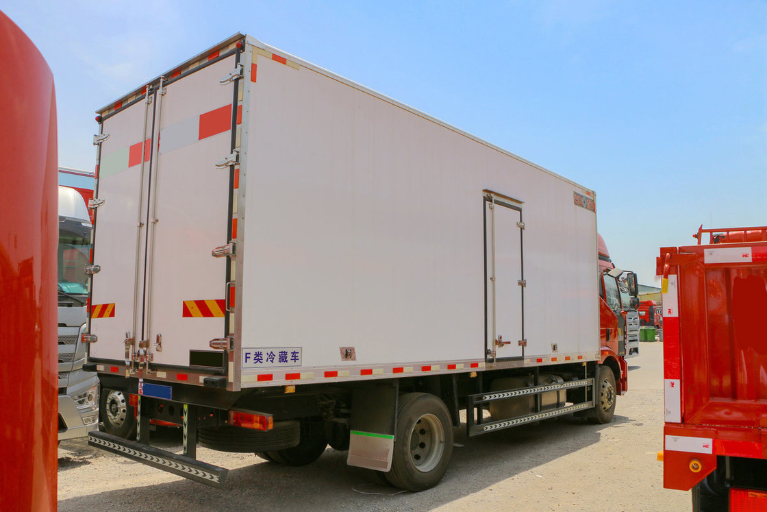 FAW Jiefang CA5180 J6L 냉동 트럭 디젤 240HP 4X2 6m 화물 상자 복면 문 및 단일 측면 문