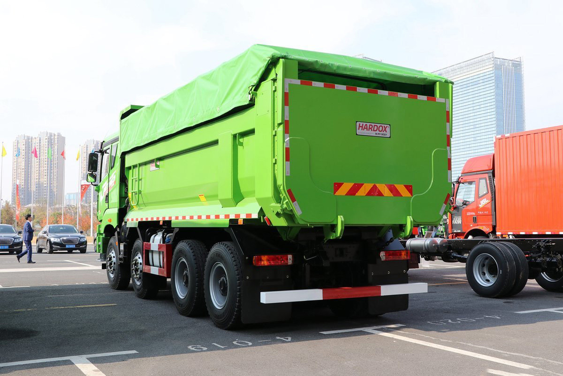 칭다오 지팡 덤프 트럭 JH6 중량 트럭 디젤 400HP 반 줄 좌석 8X4 5.8m 후방 플립 덤프 컨테이너