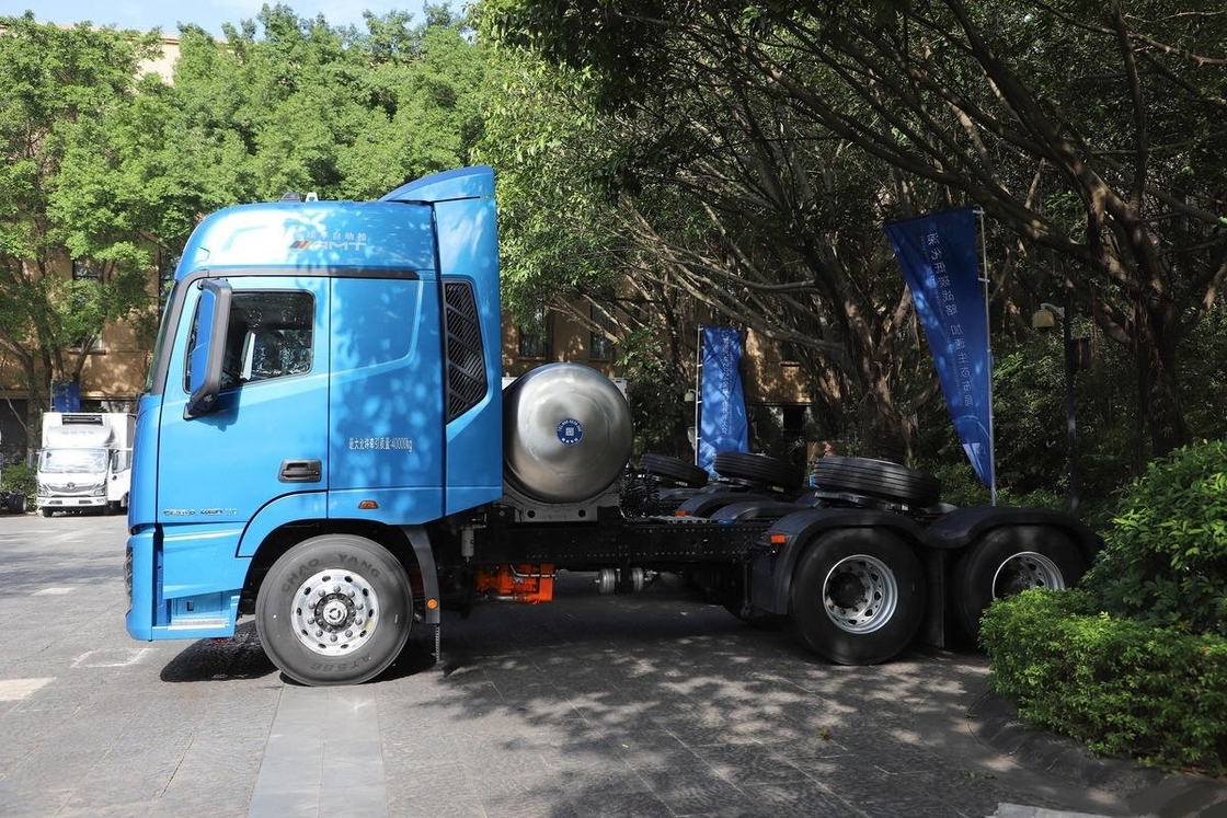 사용 된 저렴한 가격 트랙터 헤드 포톤 호스 6 * 4 드라이브 모드 460hp 커민스 엔진 LNG 높은 지붕 캐비닛과 함께 잠자리