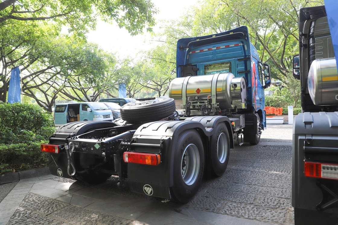 사용 된 저렴한 가격 트랙터 헤드 포톤 호스 6 * 4 드라이브 모드 460hp 커민스 엔진 LNG 높은 지붕 캐비닛과 함께 잠자리