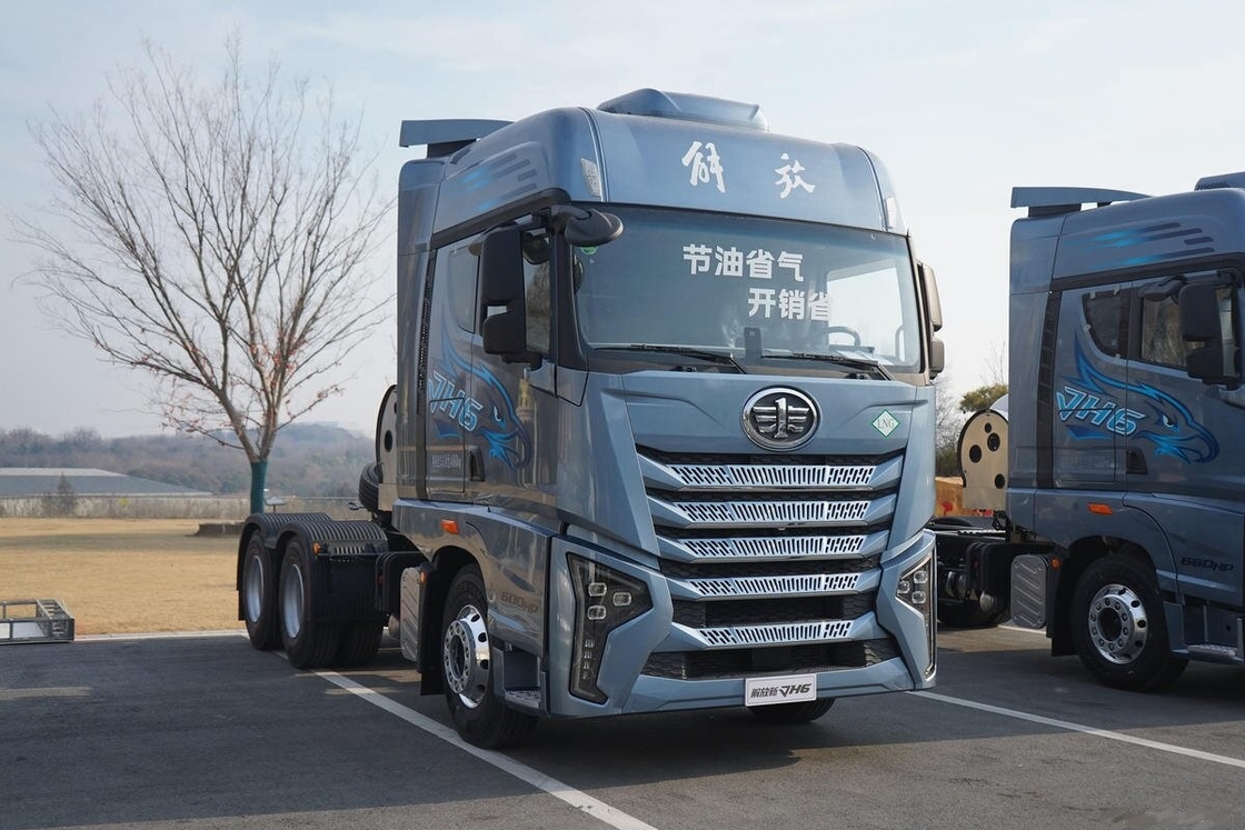 도로 부근 보조용 트랙터 트럭 Faw Jh6 6*4 드라이브 모드 600hp 평면 베드 롤링