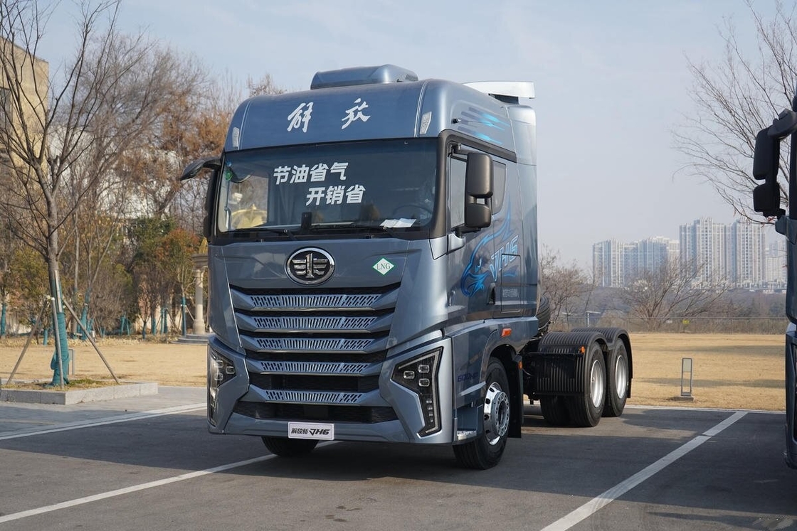 도로 부근 보조용 트랙터 트럭 Faw Jh6 6*4 드라이브 모드 600hp 평면 베드 롤링