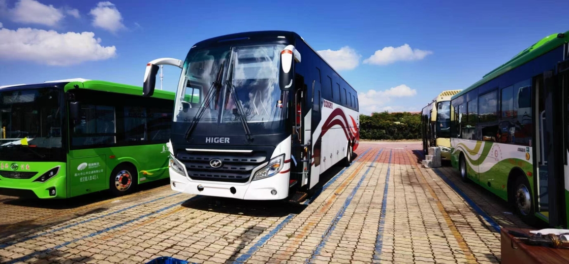 사용 된 투어 버스 판매 더 높은 도울 축 Cummins 엔진360hp 55 좌석 Rhd