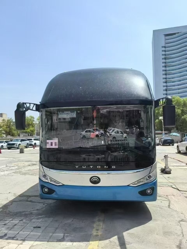 사용중인 대중교통 차량 ZK6137 정돈된 객실 56석 중량 승객 몸 상태가 좋다