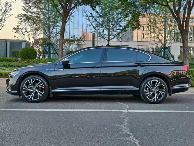 가족용으로 적합한 2021년형 중고 마고탄 330TSI DSG 30주년 기념 에디션