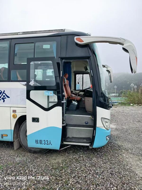 중고 코치 버스 Yu-tong ZK6888 Yuchai Euro5 겹판 스프링 33 좌석 셔틀 또는 장거리용 공기 상태가 있는 2020년 Lux 운송