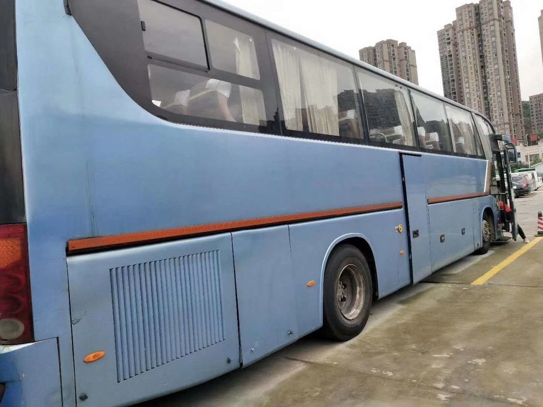 Kinglong RHD Deisel 엔진 53 좌석 233kw는 AC 양쪽으로 여닫는 문을 가진 코치 버스를 사용했습니다