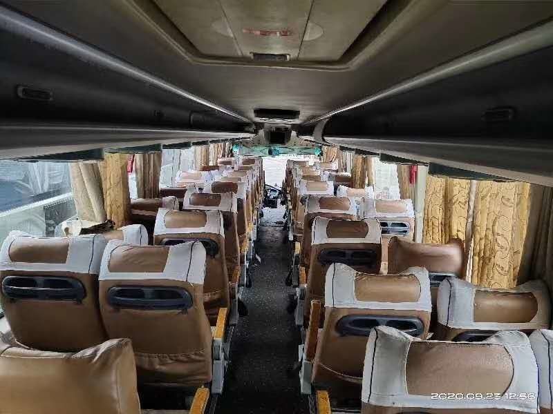 Kinglong RHD Deisel 엔진 53 좌석 233kw는 AC 양쪽으로 여닫는 문을 가진 코치 버스를 사용했습니다