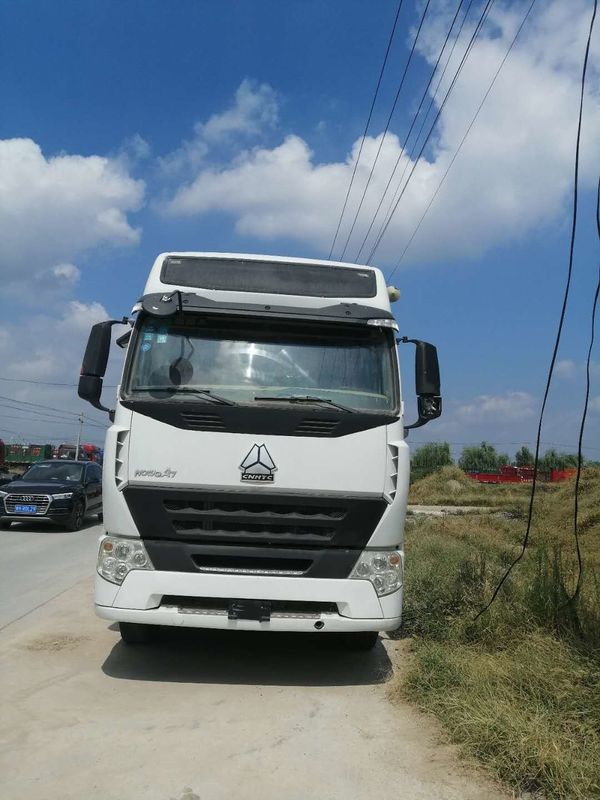 다른 색깔을 가진 중국 Sinotruk Howo A7 트랙터 트럭 머리 6x4