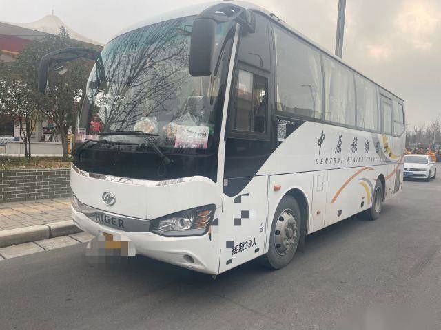 사용된 더 높은 버스 모델 KLQ6882 39 좌석 철골 샤시는 일반인 버스 유차이 후미 엔진 162 kw 단일의 도어 왼쪽 정보를 사용했습니다