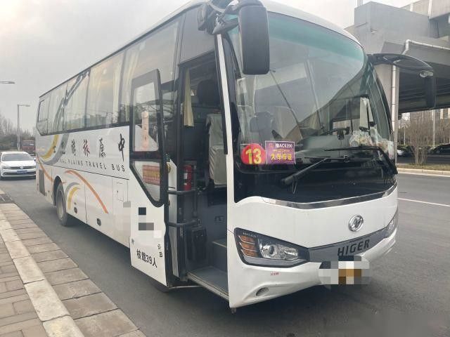 사용된 더 높은 버스 모델 KLQ6882 39 좌석 철골 샤시는 일반인 버스 유차이 후미 엔진 162 kw 단일의 도어 왼쪽 정보를 사용했습니다