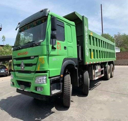 중국 중고 Sinotruk HOWO 7 대형 트럭 380 마력 8X4 8.2m 쓰레기꾼 트럭 ZZ3317N4667E1