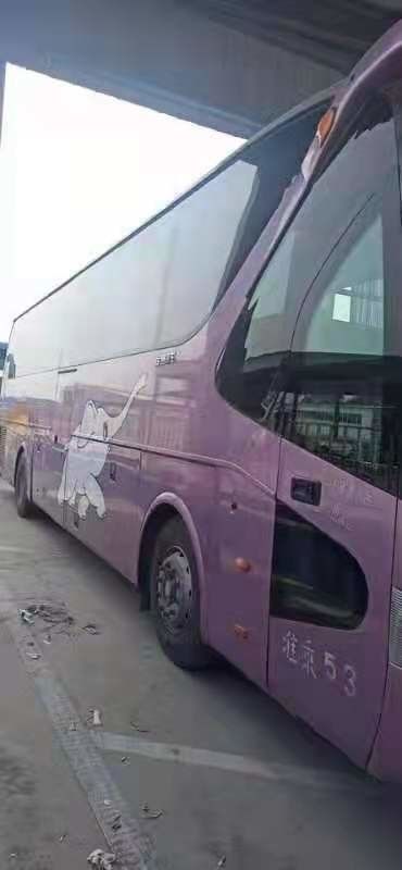 2009년 53개의 좌석은 에어컨 디젤 엔진을 가진 Yutong ZK6129HD에 의하여 사용된 버스를 이용했습니다