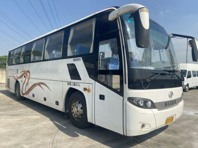 양쪽으로 여닫는 문은 LHD KLQ6115 Yuchai 엔진을 사용하는 47개의 좌석 Higer 코치 버스를 사용했습니다