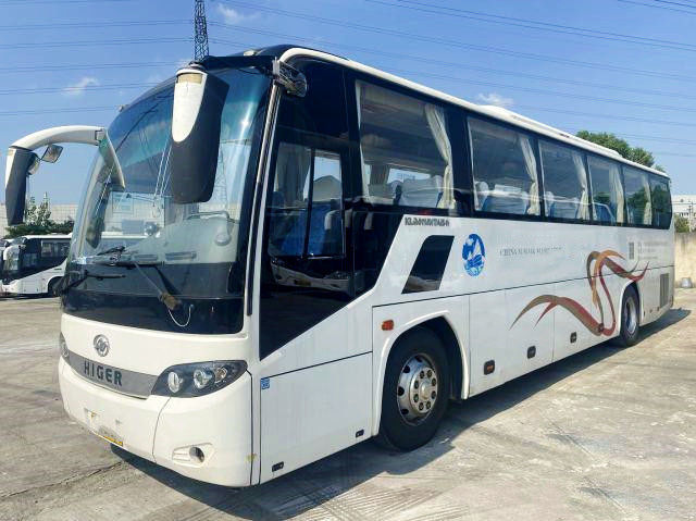 양쪽으로 여닫는 문은 LHD KLQ6115 Yuchai 엔진을 사용하는 47개의 좌석 Higer 코치 버스를 사용했습니다