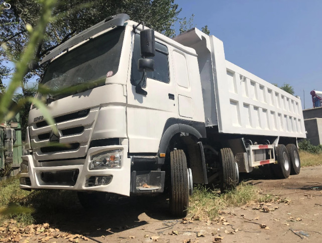 사용된 다 색깔 Howo 쓰레기 트럭 8x4 드라이브 모드 Sinotruk Howo 375Hp 팁 주는 사람 트럭