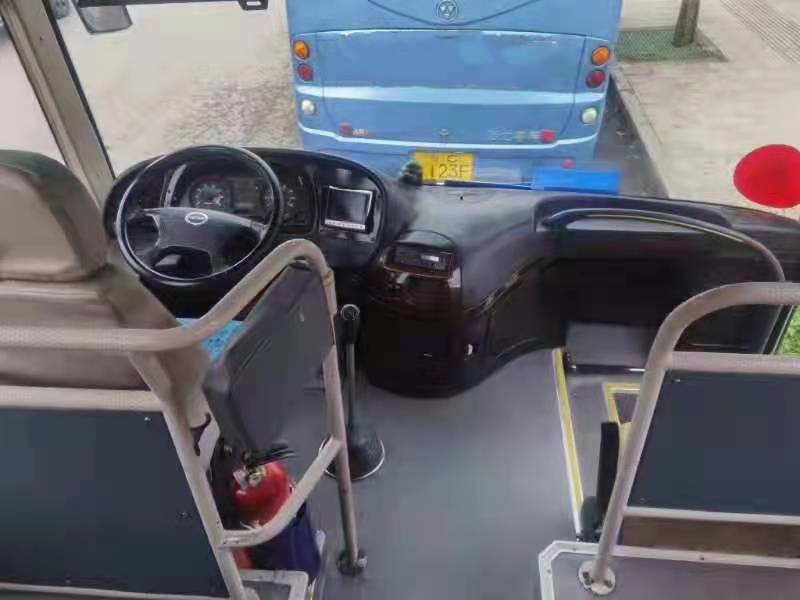 탄자니아의 Higer 버스 KLQ6129 Yutong 장기 사용 코치 버스 65 석 RHD 전면 엔진 2 + 3 레이아웃 Toyota Coaster Bus
