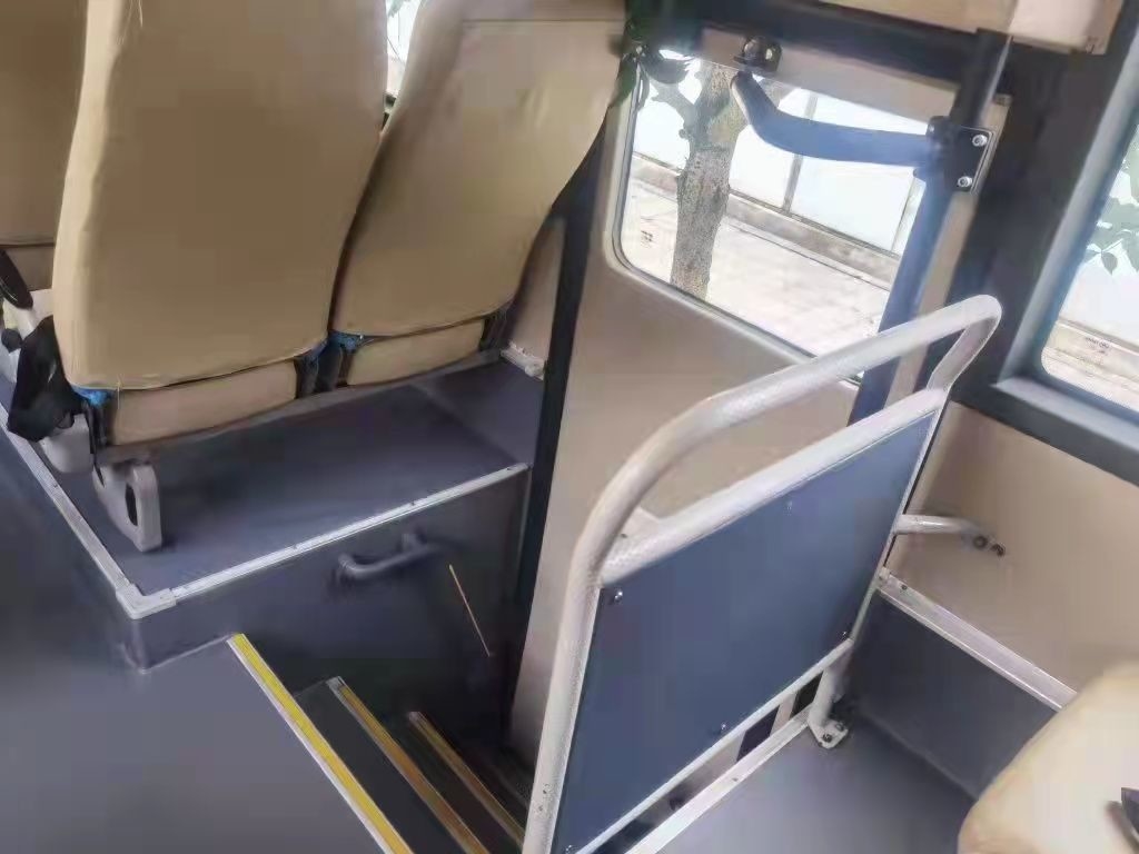 탄자니아의 Higer 버스 KLQ6129 Yutong 장기 사용 코치 버스 65 석 RHD 전면 엔진 2 + 3 레이아웃 Toyota Coaster Bus