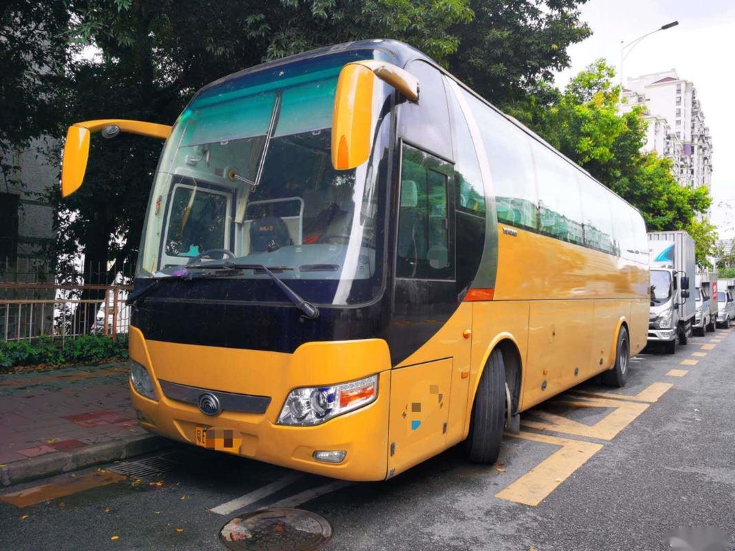 60번 버스 감독은 오른손의 드라이브 일반인 버스 사용된 유통 ZK6110 2 문을 위치시킵니다