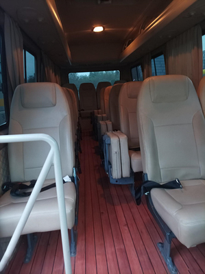 좋은 상태에 있는 가죽 좌석 에어 컨디셔너를 가진 2017년 23 Seater Iveco는 버스를 사용했습니다