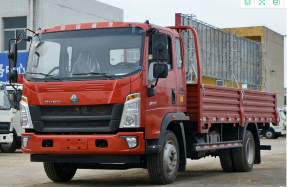 로딩되는 사용한연료 트럭 시노트럭 호워 화물 트럭은 8-10 톤 4×2 드라이브 모드 우회전 구동에 짓누릅니다