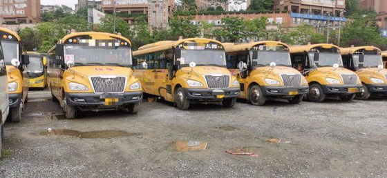 사용된 YUTONG 버스는 디젤 엔진을 가진 학교 버스 7435x2270x2895mm 전체 차원을 사용했습니다